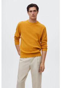 Mango Man sweter Antigua męski kolor żółty lekki. Okazja: na co dzień. Kolor: żółty. Materiał: włókno. Długość rękawa: długi rękaw. Długość: długie. Styl: casual
