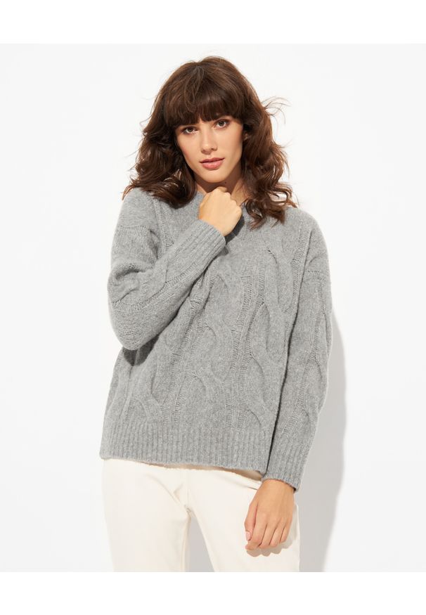 CAPPELLINI - Szary sweter o ozdobnym splocie. Kolor: szary. Materiał: tkanina. Długość rękawa: długi rękaw. Długość: długie. Wzór: ze splotem
