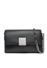 Calvin Klein Torebka Ck Plaque Sm Crossbody W/Chain K60K612785 Czarny. Kolor: czarny. Materiał: skórzane