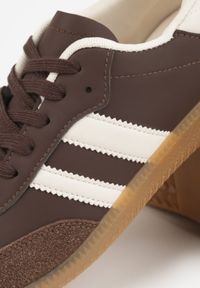 Born2be - Brązowe Płaskie Sneakersy Ozdobione Paskami Glaria. Okazja: na co dzień. Zapięcie: pasek. Kolor: brązowy. Materiał: jeans. Wzór: aplikacja #4