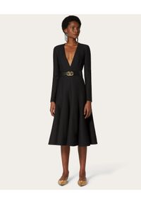 VALENTINO - Czarna sukienka z krepy midi. Kolor: czarny. Materiał: jedwab, wełna. Typ sukienki: rozkloszowane, dopasowane. Styl: elegancki. Długość: midi