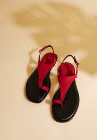 Born2be - Czerwone Sandały Typu Japonki Vices Merolia. Okazja: na spacer. Zapięcie: sprzączka. Kolor: czerwony. Sezon: lato. Styl: wakacyjny, elegancki