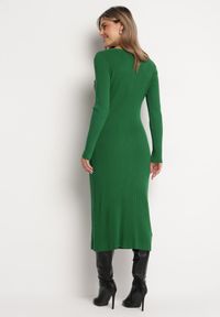 Born2be - Ciemnozielona Sweterkowa Sukienka Midi z Trójkątnym Dekoltem Rosenna. Kolor: zielony. Materiał: tkanina, dzianina. Styl: klasyczny. Długość: midi
