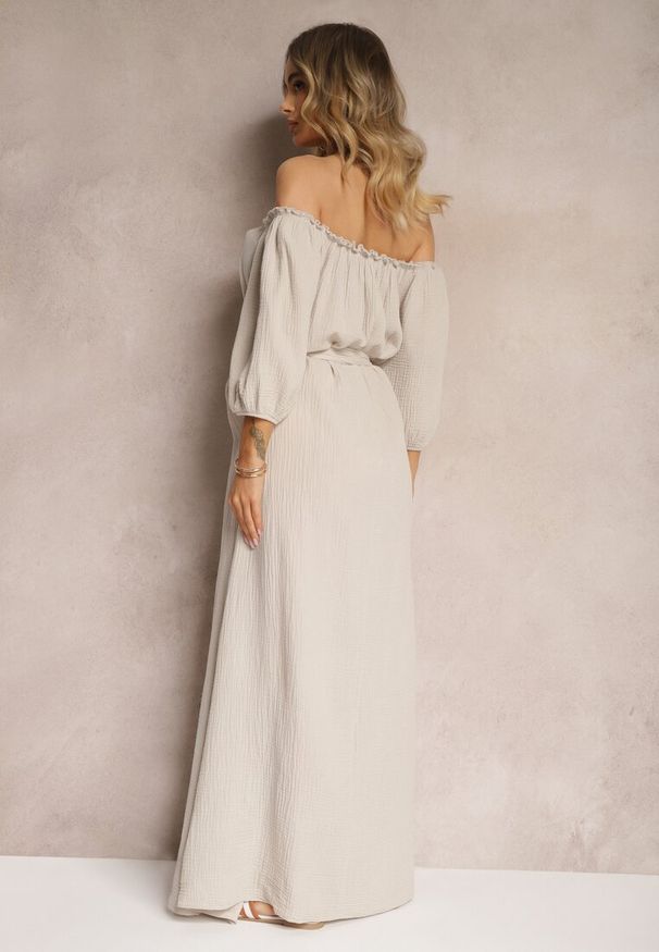 Renee - Jasnobeżowa Bawełniana Sukienka z Muślinu Wiązana przy Dekolcie z Paskiem i Gumką w Talii Tasda. Okazja: na co dzień. Typ kołnierza: dekolt hiszpanka. Kolor: beżowy. Materiał: bawełna. Typ sukienki: proste. Styl: casual