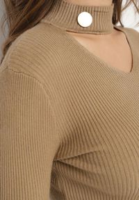 Born2be - Jasnobeżowy Sweter z Golfem z Ozdobnym Wycięciem Essine. Typ kołnierza: golf. Kolor: beżowy. Materiał: materiał. Sezon: zima #3