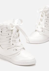 Renee - Białe Sznurowane Sneakersy na Ukrytym Koturnie z Ozdobnymi Wycięciami Nickiss. Nosek buta: okrągły. Zapięcie: sznurówki. Kolor: biały. Materiał: materiał. Sezon: jesień, zima. Obcas: na koturnie. Wysokość obcasa: średni #2
