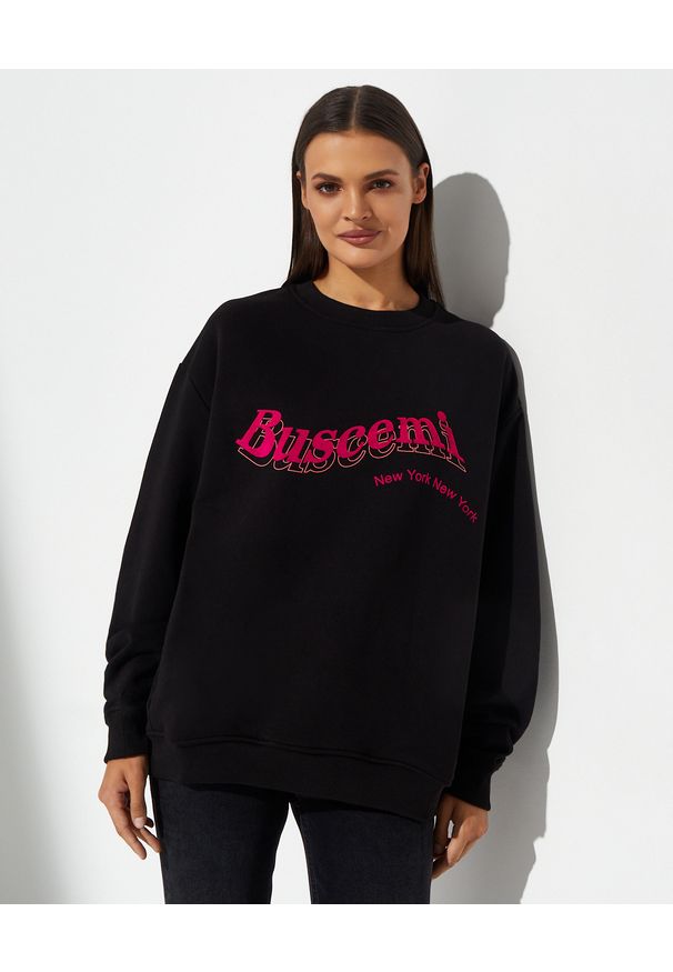 BUSCEMI - Czarna bluza z różowym logo. Kolor: czarny. Materiał: bawełna, dzianina. Długość rękawa: długi rękaw. Długość: długie. Wzór: nadruk