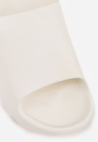 Born2be - Białe Piankowe Klapki na Podeszwie z Wycięciami Ferietta. Kolor: biały. Obcas: na platformie. Styl: sportowy, wakacyjny #3