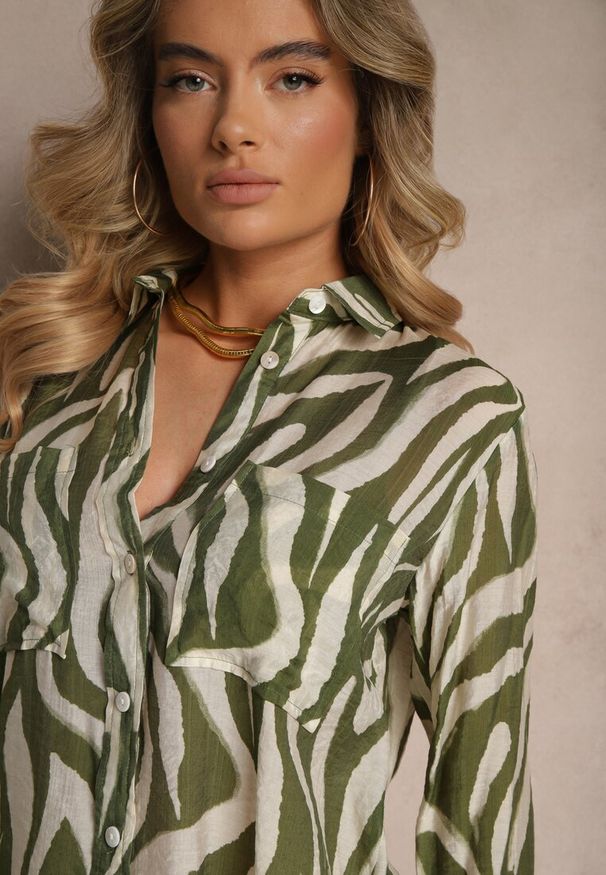 Renee - Zielona Transparentna Koszula z Wiskozy o Klasycznym Kroju w Print Zebra Covianne. Okazja: na co dzień. Kolor: zielony. Materiał: wiskoza. Wzór: nadruk, motyw zwierzęcy. Styl: klasyczny