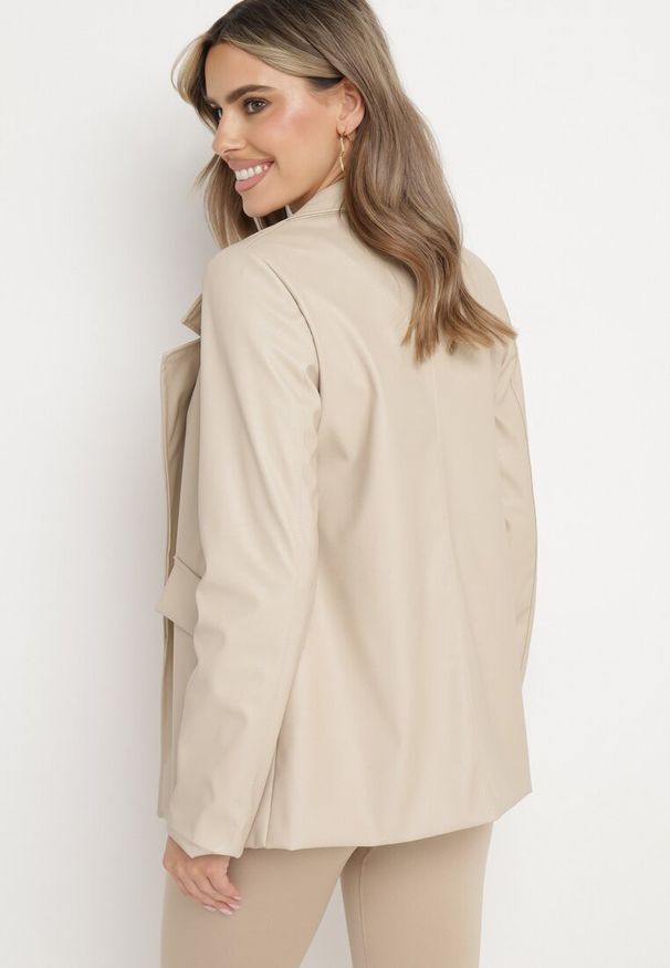 Born2be - Beżowa Marynarka o Pudełkowym Fasonie z Ekoskóry z Poduszkami w Ramionach Sunins. Okazja: na co dzień, na spotkanie biznesowe. Kolor: beżowy. Materiał: wiskoza, jeans. Wzór: aplikacja. Sezon: jesień, wiosna. Styl: biznesowy, klasyczny, casual, elegancki