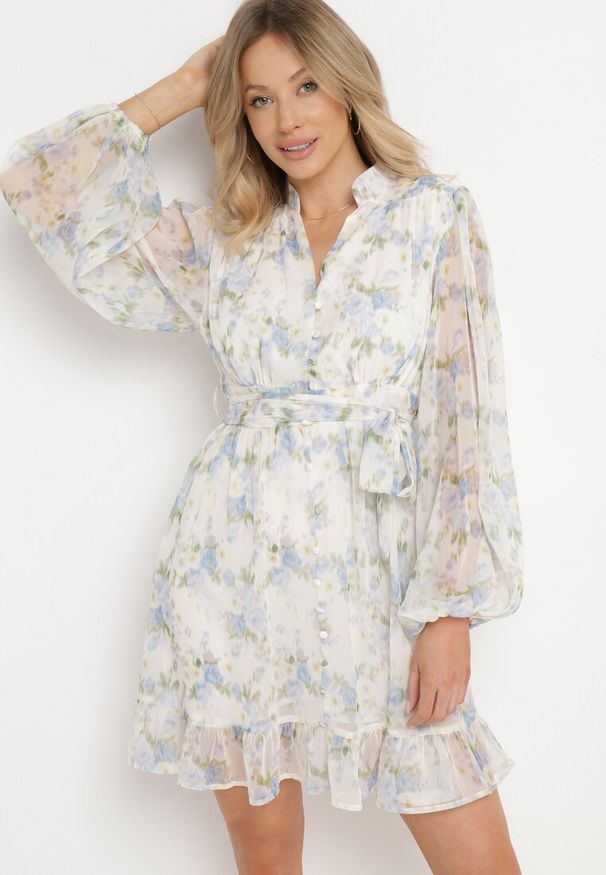 Born2be - Biało-Niebieska Sukienka Rozkloszowana z Materiałowym Paskiem w Talii Ozdobiona Falbankami Kleviorna. Okazja: do pracy, na spotkanie biznesowe. Typ kołnierza: kołnierz z falbankami. Kolor: biały. Materiał: materiał. Wzór: aplikacja. Typ sukienki: rozkloszowane. Styl: biznesowy, elegancki