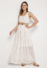 Born2be - Biała Rozkloszowana Sukienka w Kwiaty Ozdobiona Plecionym Paskiem Iffalle. Okazja: na spacer, na co dzień. Kolor: biały. Materiał: skóra. Wzór: aplikacja, kwiaty. Typ sukienki: proste. Styl: casual, elegancki #1