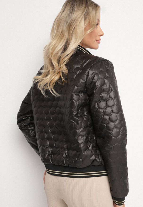 Born2be - Czarna Kurtka w Stylu Bomberki Ozdobiona Pikowaniem i Paskami Desiriel. Okazja: na co dzień. Kolor: czarny. Materiał: jeans. Długość: krótkie. Wzór: aplikacja. Styl: casual