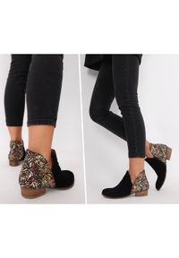 Czarne Botki Maciejka Eleganckie Obuwie Damskie. Okazja: na co dzień. Kolor: czarny. Materiał: zamsz, materiał. Wzór: aplikacja, kwiaty. Obcas: na obcasie. Styl: elegancki. Wysokość obcasa: niski