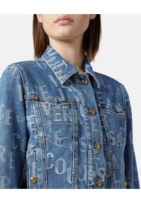 Versace Jeans Couture - VERSACE JEANS COUTURE - Jeansowa kurtka z logo. Kolor: niebieski. Materiał: materiał. Długość rękawa: długi rękaw. Długość: długie. Wzór: aplikacja. Styl: klasyczny #5