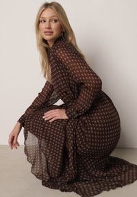 Born2be - Brązowa Koszulowa Sukienka z Dłuższym Tyłem i Falbanami Savandra. Okazja: na co dzień. Kolor: brązowy. Materiał: poliester. Typ sukienki: koszulowe. Styl: casual #3