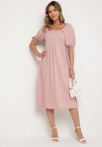 Born2be - Różowa Rozkloszowana Sukienka z Bufiastymi Rękawami Kolireva. Okazja: na co dzień. Typ kołnierza: dekolt kwadratowy. Kolor: różowy. Styl: elegancki, casual #3