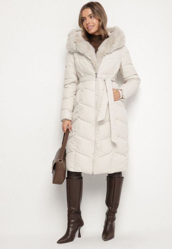 Born2be - Biała Pikowana Kurtka z Futerkowym Obszyciem i Paskiem Samiria. Okazja: do pracy, na co dzień, na spotkanie biznesowe. Kolor: biały. Materiał: dzianina, jeans, futro, poliester. Styl: casual, klasyczny, biznesowy