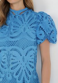Born2be - Niebieska Sukienka Cilleis. Typ kołnierza: kołnierzyk stójkowy. Kolor: niebieski. Materiał: koronka. Wzór: koronka, aplikacja, ażurowy. Styl: elegancki. Długość: mini #3