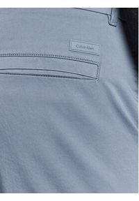 Calvin Klein Chinosy Sateen K10K109914 Niebieski Slim Fit. Kolor: niebieski. Materiał: bawełna