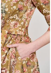 Marie Zélie - Sukienka Melia Flores ochra. Typ kołnierza: kokarda. Kolor: pomarańczowy. Materiał: bawełna, wiskoza, materiał, elastan, skóra. Styl: klasyczny #4