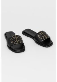 Tory Burch Klapki skórzane damskie kolor czarny. Kolor: czarny. Materiał: skóra. Obcas: na obcasie. Styl: sportowy. Wysokość obcasa: niski #2