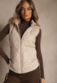 Renee - Ciemnobeżowa Kamizelka z Odpinanym Kapturem i Pikowanym Wzorem Tiozarе. Okazja: na co dzień. Kolor: beżowy. Materiał: jeans. Sezon: jesień. Styl: casual