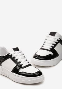 Renee - Biało-Czarne Sneakersy na Niskiej Platformie z Brokatem Nuera. Okazja: na co dzień. Kolor: biały. Obcas: na platformie #3