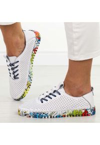 Biało granatowe skórzane półbuty damskie T.Sokolski W26-609. Okazja: na spacer, na co dzień. Zapięcie: sznurówki. Kolor: biały. Materiał: skóra. Szerokość cholewki: normalna. Wzór: ażurowy. Sezon: wiosna, jesień, lato. Styl: casual, elegancki, klasyczny #1