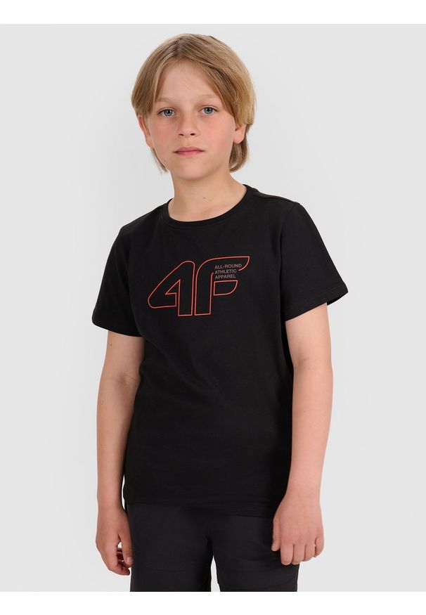 4f - 4F T-shirt regular z nadrukiem chłopięcy - czarny 146 (10-11 lat). Okazja: na co dzień. Kolor: czarny. Materiał: jersey, bawełna, materiał. Długość rękawa: krótki rękaw. Długość: krótkie. Wzór: nadruk. Sezon: lato. Styl: sportowy, klasyczny, casual