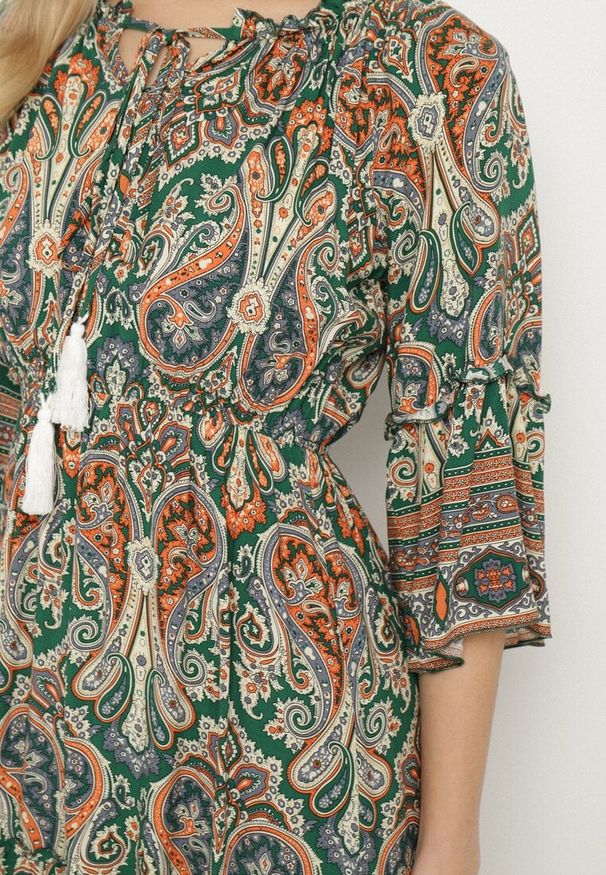Born2be - Zielona Rozkloszowana Sukienka Bawełniana we Wzór Paisley z Chwostami Elliassa. Okazja: na co dzień. Kolor: zielony. Materiał: bawełna. Wzór: paisley. Styl: casual