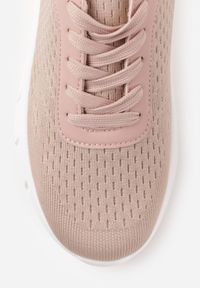Born2be - Różowe Minimalistyczne Buty Sportowe z Siateczki na Tłoczonej Podeszwie Zanera. Okazja: na co dzień, na spacer. Kolor: różowy. Materiał: jeans. Szerokość cholewki: normalna. Sport: turystyka piesza, fitness, joga i pilates #8