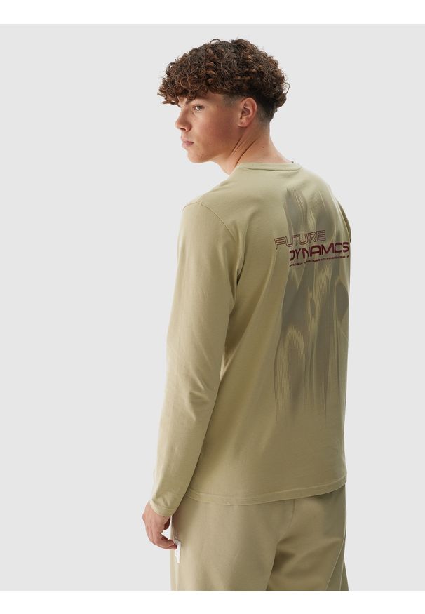 4f - Longsleeve regular męski - khaki. Okazja: na co dzień. Kolor: oliwkowy, brązowy, wielokolorowy. Materiał: bawełna, jersey, dzianina. Długość rękawa: długi rękaw. Długość: długie. Wzór: gładki, napisy, nadruk, ze splotem. Styl: sportowy, casual, klasyczny