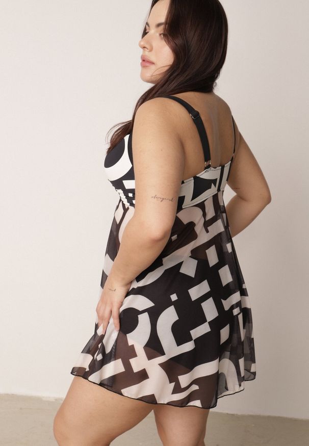 Born2be - Biało-Czarne Bikini z Siateczkową Sukienką Kąpielową i Majtkami Typu Szorty Vilineli. Kolekcja: plus size. Kolor: biały. Długość: długie