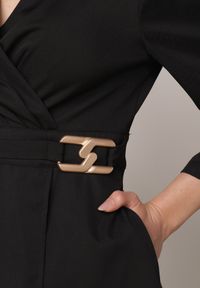 Born2be - Czarna Kopertowa Sukienka Wieczorowa z Metaliczną Aplikacją w Talii Henalana. Okazja: na imprezę. Typ kołnierza: dekolt w serek. Kolor: czarny. Wzór: aplikacja. Typ sukienki: kopertowe. Styl: wizytowy #4