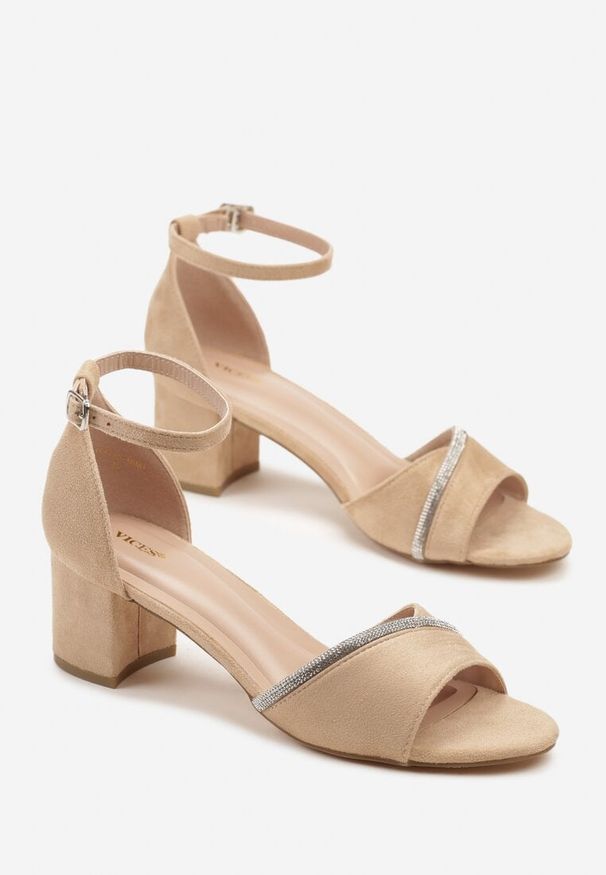 Renee - Beżowe Sandały Vices na Słupku Ozdobione Cyrkoniami Lumaneve. Okazja: na co dzień. Zapięcie: sprzączka. Kolor: beżowy. Wzór: aplikacja. Obcas: na słupku. Styl: casual. Wysokość obcasa: średni