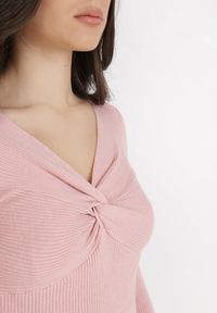 Born2be - Jasnoróżowy Sweter Ampippe. Kolor: różowy. Materiał: dzianina, prążkowany. Długość rękawa: długi rękaw. Długość: długie. Wzór: jednolity, aplikacja #5