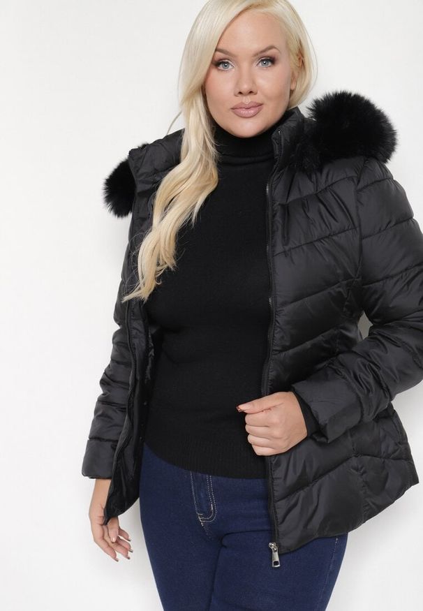 Born2be - Czarna Pikowana Kurtka Zimowa z Paskiem i Kapturem z Futrem z Możliwością Odpięcia Toriella. Okazja: na co dzień. Kolekcja: plus size. Kolor: czarny. Długość: długie. Wzór: aplikacja. Materiał: futro. Długość rękawa: długi rękaw. Sezon: zima. Styl: elegancki, wizytowy, casual