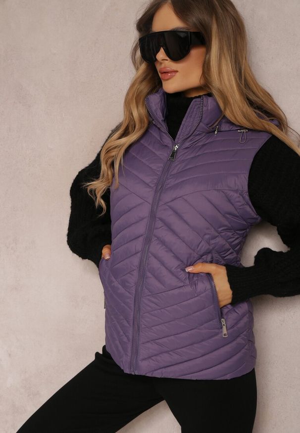 Renee - Ciemnofioletowa Kamizelka Nylonowa z Kapturem Marashe. Typ kołnierza: kaptur. Kolor: fioletowy. Materiał: nylon. Wzór: aplikacja