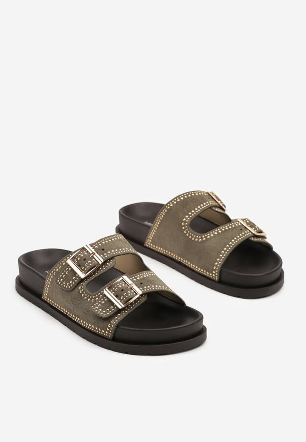 Renee - Zielone Klapki z Prostokątnymi Klamrami i Nitami Finzivia. Okazja: na co dzień. Kolor: zielony. Materiał: jeans. Wzór: aplikacja. Obcas: na obcasie. Styl: casual. Wysokość obcasa: średni