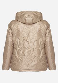 Born2be - Ciemnobeżowa Kurtka Pikowana z Odpinanym Kapturem Marinos. Kolekcja: plus size. Kolor: beżowy. Styl: elegancki #7