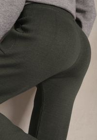 Renee - Ciemnozielone Spodnie z Bawełną High Waist Ozdobione Sznurkiem Venaline. Okazja: na co dzień. Stan: podwyższony. Kolor: zielony. Materiał: bawełna. Wzór: aplikacja. Styl: klasyczny, casual #4
