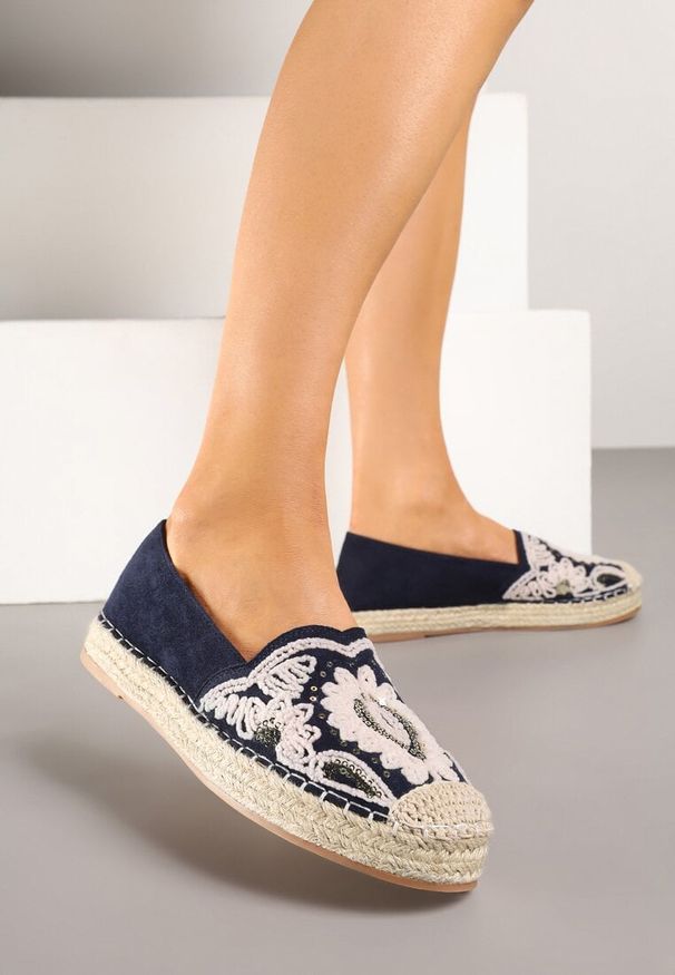 Renee - Granatowe Espadryle Ozdobione Haftem i Cekinami na Podeszwie z Plecionki Merindoria. Kolor: niebieski. Wzór: haft, aplikacja. Sezon: lato. Styl: elegancki