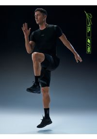 4f - Krótkie legginsy treningowe kompresyjne męskie 4F x Robert Lewandowski. Kolor: czarny. Długość: krótkie. Wzór: nadruk. Sport: fitness #1