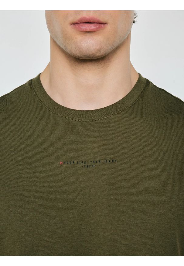 Big-Star - Koszulka męska bez rękawów khaki Irrer 303. Okazja: na co dzień. Kolor: zielony. Materiał: materiał, tkanina. Długość rękawa: bez rękawów. Wzór: moro, nadruk. Styl: militarny, klasyczny, casual