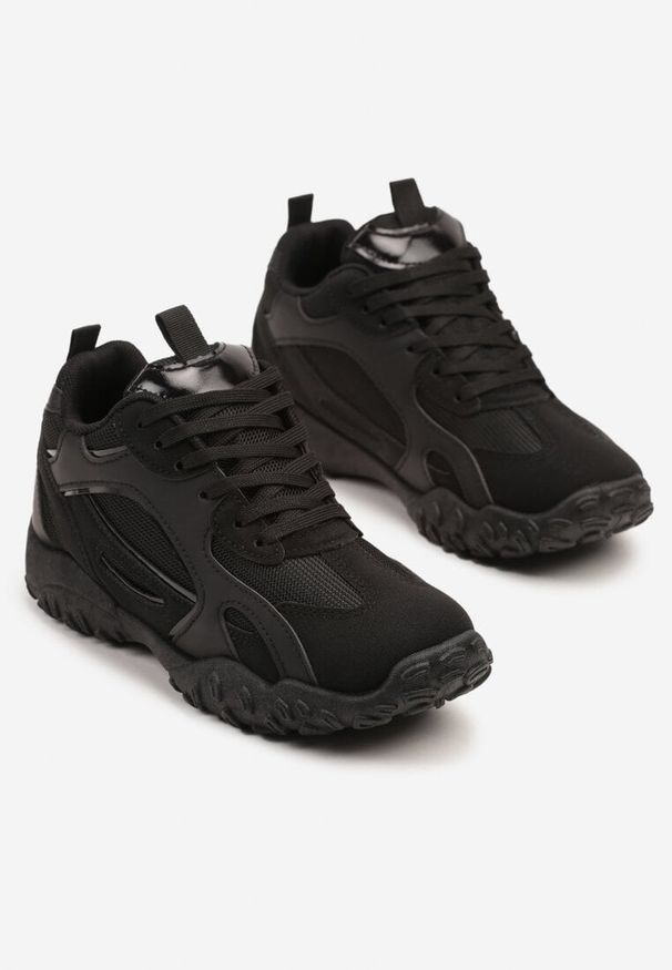 Born2be - Czarne Sneakersy z Ozdobnym Tłoczeniem Pilliana. Okazja: na co dzień. Nosek buta: okrągły. Kolor: czarny. Materiał: jeans. Wzór: aplikacja. Obcas: na platformie