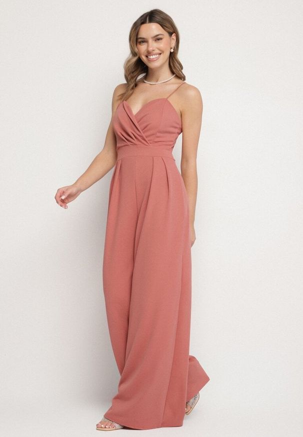 Born2be - Ciemnoróżowy Kombinezon z Trójkątnym Dekoltem na Cienkich Ramiączkach Iliantia. Okazja: na co dzień. Kolor: różowy. Długość rękawa: na ramiączkach. Długość: długie. Styl: casual