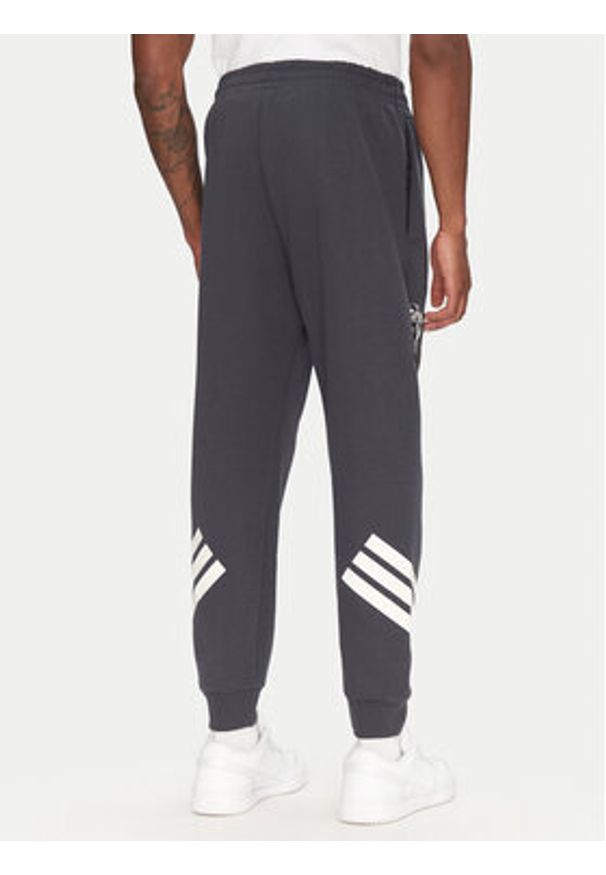 Adidas - adidas Spodnie dresowe Star Wars The Mandalorian™ JI5724 Szary Regular Fit. Kolor: szary. Materiał: bawełna. Wzór: motyw z bajki