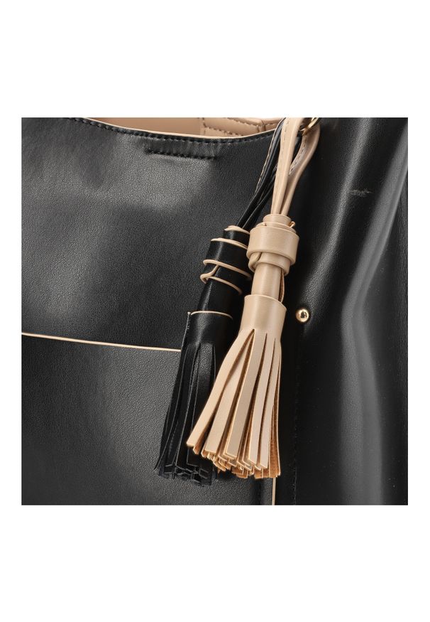 Big-Star - Czarna Stylowa Torebka Big Star Efektowny Kuferek Damski. Kolor: czarny. Dodatki: z frędzlami. Materiał: skórzane. Styl: elegancki. Rodzaj torebki: na ramię