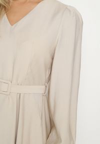 Born2be - Beżowa Wiskozowa Sukienka o Rozkloszowanym Kroju z Paskiem z Klamerką Arilesse. Okazja: na co dzień. Typ kołnierza: dekolt w kształcie V. Kolor: beżowy. Materiał: wiskoza. Styl: casual, elegancki #4